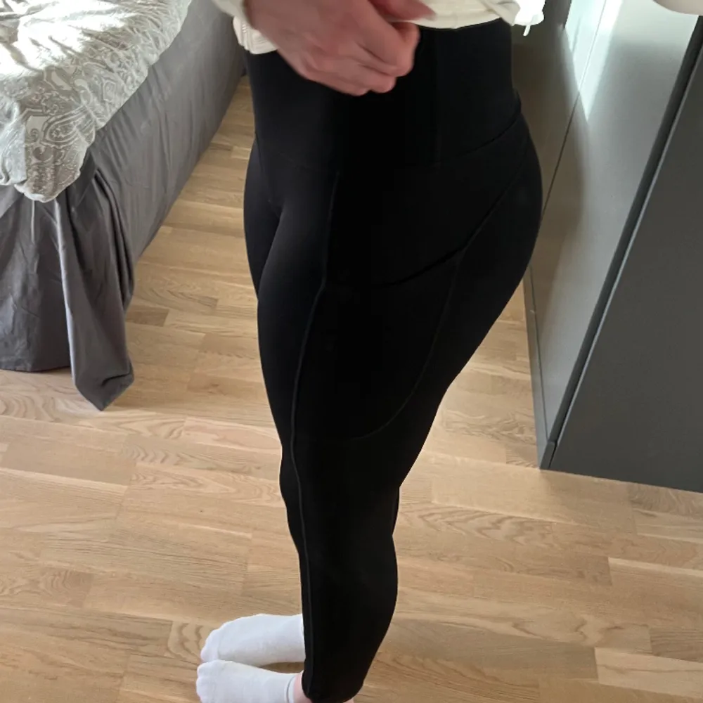 Svarta träningstights ifrån desol yoga, med ficka på yttersidan av byxan, se bild 3. Jeans & Byxor.