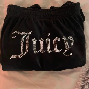 Juicy couture byxor - Velor byxor, ej utsvängda.  Använt en gång, saknas en paljett.  Köpta för 1.040kr på JD. Men säljer för 800kr.  