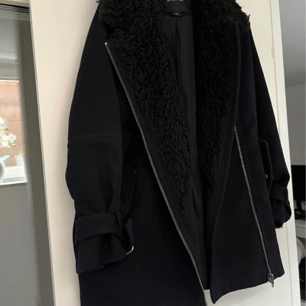 Monki jacka i stl s, jackan är dock oversized. Varm och skön men säljer då jag inte använder den längre. Köpt för ca 1000kr . Takit.