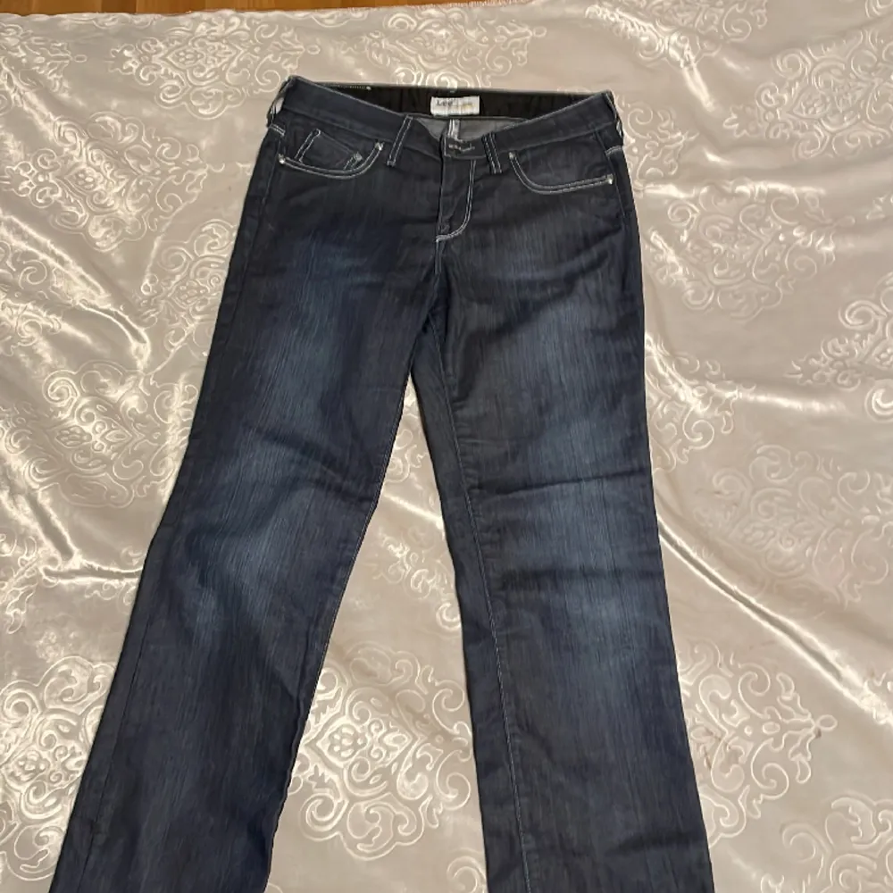Raka jeans från Lee i superbra skick!  35cm midja  ytterbenslängd:99cm är 167cm, de passar perfekt i längden . Jeans & Byxor.