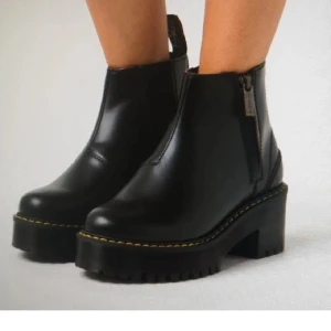 Dr. Martens romerty size 40 - Only used once. Original price 2000sek