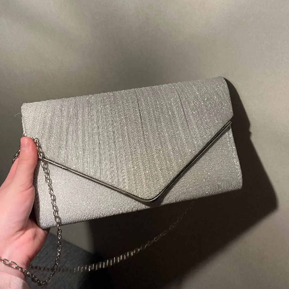 En glittrig väska som är använd en gång. Passar perfekt för utekvällar eller bal 💕💕. Väskor.