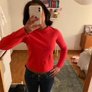 Röd långärmad  - Basic men så fin o älskar färgen men använder inte tillräckligt ofta 💔
