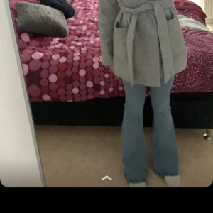 Jeans  - Säljer mina jeans pga att jag gilla inte hur dom sitter på mig dom e låg midja, o jag gillar mest hög midja kan bytas till några andra jeans kontakt isåfall ❤️