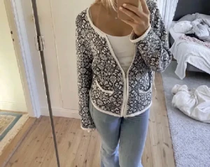 Kofta - Säljer vidare denna super fina kofta då den inte passade mig så bra❤️ passar s/xs 