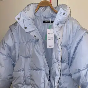 Ljusblå puffer jacket som är lite kortare säljs då jag inte hann att lämna tillbaka den efter julen 2022 för storleksbyte så helt ny, endast testad! Perfekt, varm och assnygg nu till vintern! Pris kan diskuteras💗❄️