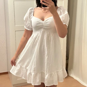 Vit klänning  - Helt oanvänd vit ribbad klänning från shein, super fin! Skriv för mer info 🤍