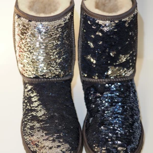 Glittriga Uggs - UGG stövlar storlek 38 med paljetter i mycket bra skick, använda max 3 gånger därför som nyskick. Går att skifta färg mellan silver/blå