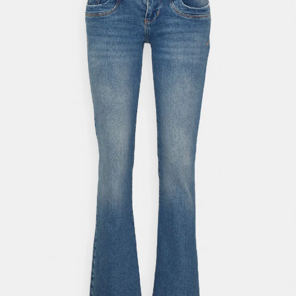 Jätte fina ltb jeans som tyvärr är lite för stora i midjan på mig. Vill helst byta med någon som har en mindre storlek men kanske säljer, men det beror på. Skriv för privata bilder❤️. Jeans & Byxor.