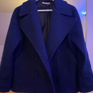 Design by si kappa - Superfin kappa från design by si. Säljer för att jag har köpt en ny. Lite nopprig där av priset. Lappen har trillat av för att jag har hängt upp den med den. Annars inget trasigt 🥰