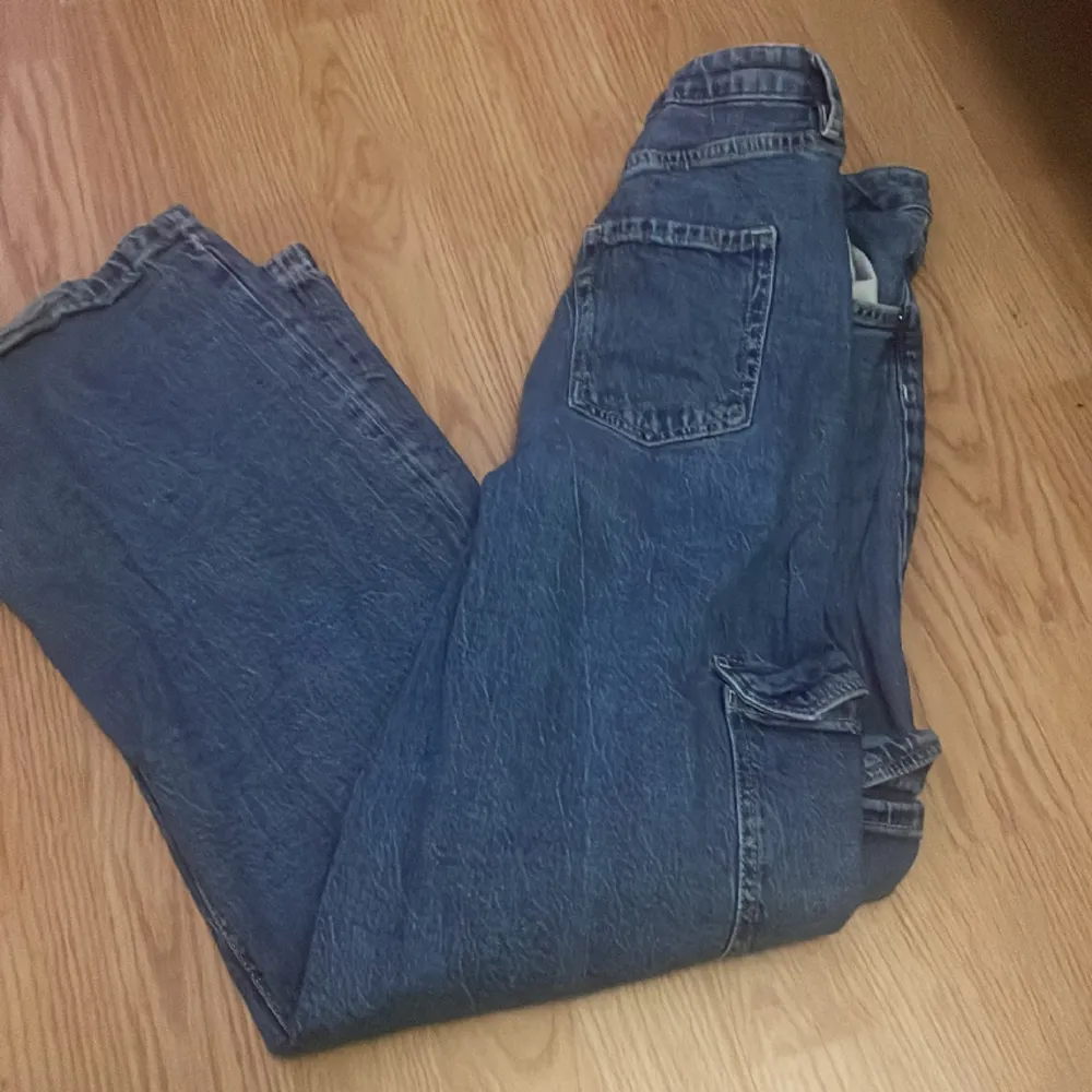 Cargo jeans från h&m! Nästan nyskick! . Jeans & Byxor.