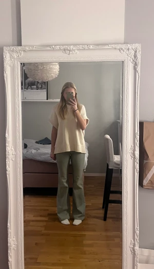 Lågmidjade ljusa jeans - Lågmidjade ljusa jeans från club monaco, storlek 29. Jag är 173. 