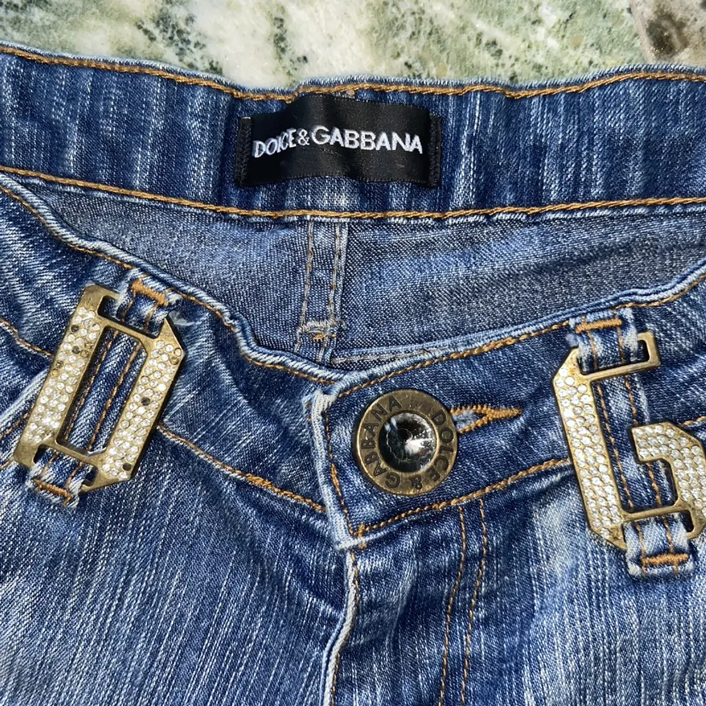 Säljer mina aldrig använda unika d&g jeans. Säljer då dem inte passar ❤️Skulle söka att dem är i storlek 36. . Jeans & Byxor.