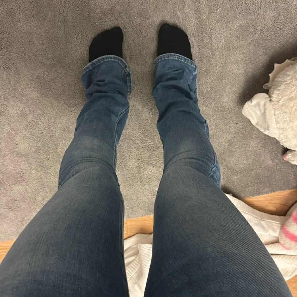 Tajta och stretchiga jeans, ganska långa (jag e 165). Bekväma och slutsålda. Jeans & Byxor.