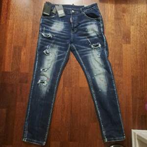 Säljer ett par oanvända/nya dsquared2 jeans i storlek 50/33.