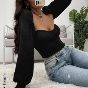 Topp o kort kofta - Säljer detta söta sättet från SHEIN. Det är i storlek S och jag har knappast använt de. Det är i fint skick och jag säljer den för 200 kr , pris kan diskuteras!🥰