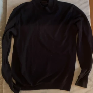 Oscar Jacobson - Stickad Oscar Jacobson tröja, nästintill oanvänd och i gott skick. Inga skador. Storlek är L men passar mig som har S-M.