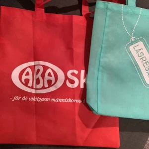 Två nya kassar. Se mina annonser. Säljer billigt och även Samfrakt.  - Två nya kassar 