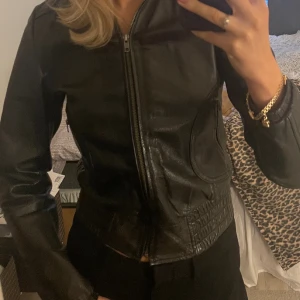 Mörkbrun skinjacka - Mörkbrun skin/läderjacka (ser svart ut på bild). Lite för liten för mig