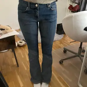 Lågmidjade bootcut jeans från bik bok! Jag är 170. Obs de har ett litet hål på sidan av ena benet, kan skicka bild
