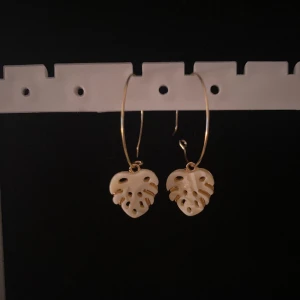 Örhängen  - Ett par örhängen som är handgjorda. När du köper så kommer 20% av pengarna att gå till Cancerfonden. När du köpt så kommer du få bildbevis på att vi skänkt pengarna till Cancerfonden. Hör av dig vid frågor/funderingar.