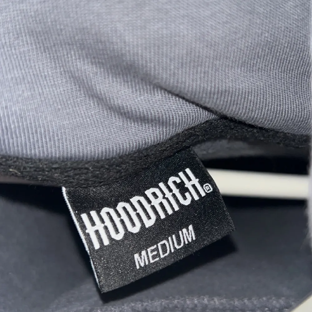 Säljer min hoodrich hoodie eftersom den bara ligger i garderoben och inte gör någon nytta. Om du har andra frågor är det bara kontakta mig privat.. Hoodies.
