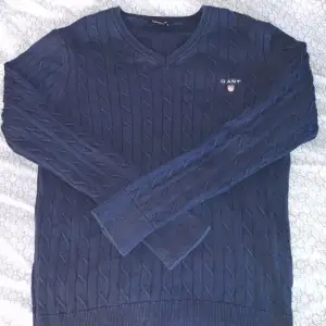 En blå gant tröja knappt använd, sitter som en m men är i storlek s. Köpt för 800 