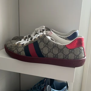 Gucci skor - Ett par skit snygga gucci skor köpta i london låda finns till skorna 9/10 i skick, 