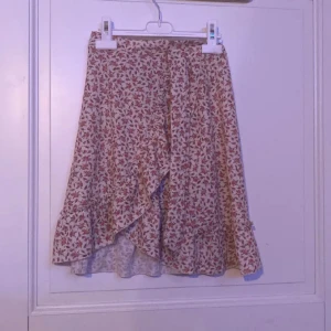 Kort kjol  - En kort kjol ifrån Gina Tricot med rosa blommor 