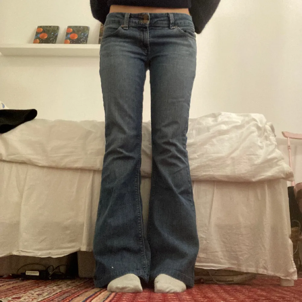 Jättefina lågmidjade Levis jeans köpta secondhand, säljer då de tyvärr är lite för stora för mig. midjemått: 85 innerbenslängd: 80. Jag är 1,69💞. Jeans & Byxor.