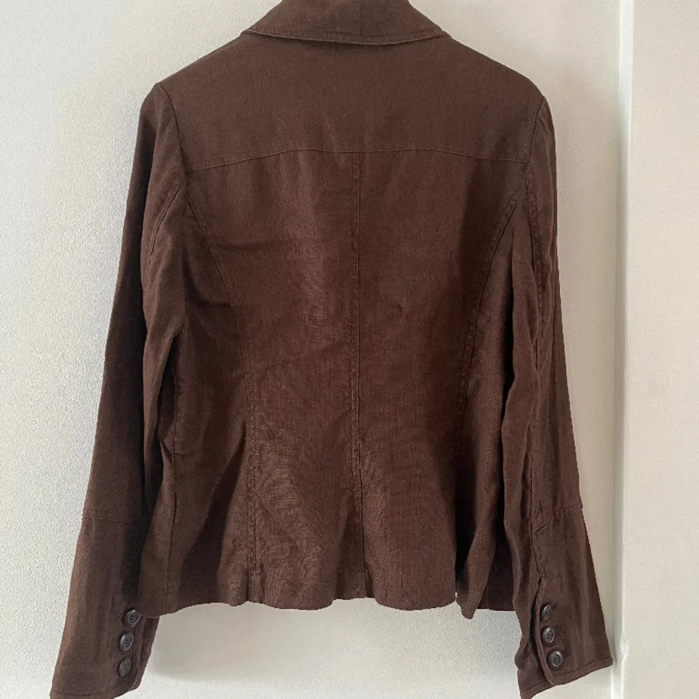 En vintage jacka från H&M i linne. Jätte fin och köpt från stadsmissionen.  Säljer för att den är för stor för mig!. Jackor.