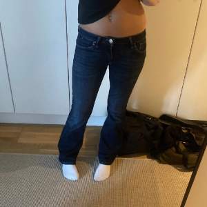 Intressekoll! Mörkblåa bootcut jeans från Mavi, storlek 27x32. Mycket bra skick💞kolla gärna in min profil, säljer bla andra bootcut jeans, juicy couture mjukis och jeans shorts!