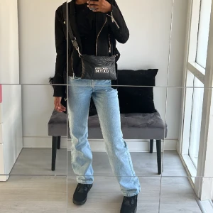 Jeans från weekday  - Modell: Arrow low  Storlek 25/32 nyskick s men kommer ej till användning Nypris 590 