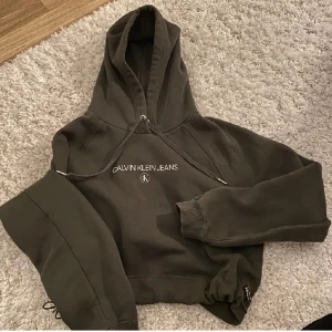 Calvin Klein Jeans Hoodie - CK hoodie i militärgrönt, väldigt fint skick 💚