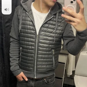 John ricci cardigan - Säljer nu min riktigt feta John Ricci Cardigan i storlek S. Den är i väldigt bra skick då jag inte använt den länge. Skriv vid fler frågor eller funderingar 🤙