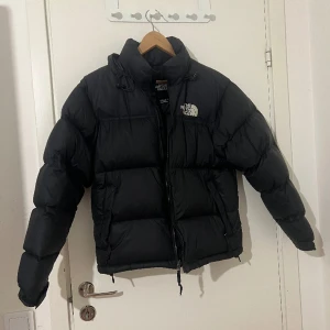 The North Face jacka - Jackan är köpt på Zalando och kvitto finns! Har två defekter på baksidan som det syns i tredje bilden. Skriv privat för flera bilder. 