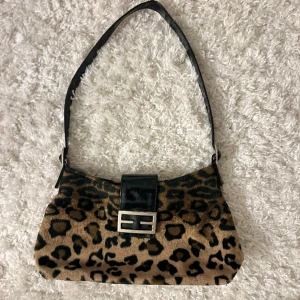 Handväska - Så fin handväska i jätte bra skick, sluts med dragkedja. Köpt i Italien. Vill du köpa trycker du på köp nu, jag postar alltid inom 24h.