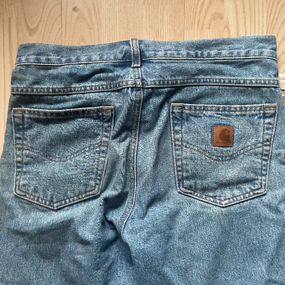 Jeans från Carhartts arbetskollektion, alltså inte deras kommersiella WIP-kollektion, otroligt tjocka och slitstarka. 31 i midjan och professionellt uppsydda av skräddare för att passa ca 30 i längd . Jeans & Byxor.