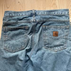 Jeans från Carhartts arbetskollektion, alltså inte deras kommersiella WIP-kollektion, otroligt tjocka och slitstarka. 31 i midjan och professionellt uppsydda av skräddare för att passa ca 30 i längd 