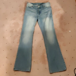 Low waist flare jeans - Storlek 27/36, aldrig använd, bra skick och inga defekter. Skriv för mer info. Ordinarie pris 500 kr