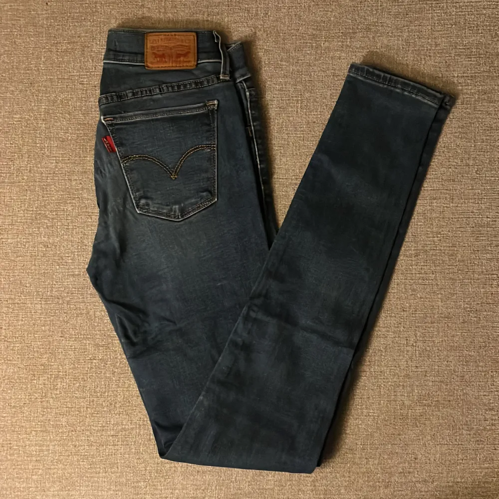 Ett par jeans från Levis i strl 25 deras 710 super skinny modell  Nypris 1099:-. Jeans & Byxor.