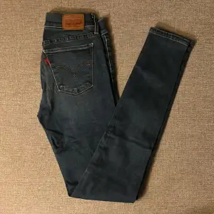 Ett par jeans från Levis i strl 25 deras 710 super skinny modell  Nypris 1099:-