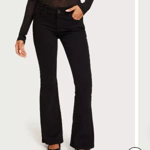 low waist jeans  - Hej, jag säljer dessa jeans i storlek xs/32. Pågrund av att jag fick hem fel storlek och de går ej att skicka tillbaka. De är ej använda och de är kvar i förpackningen med lappen osv. Säljer de för 400 + frakten. Skriv för fler frågor❤️