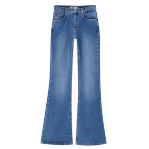 Jeans - Bootcutjeans i stl 34/36 från pull&bear, fint skick. För långa för mig som är 165cm