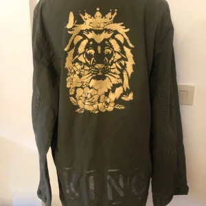 Carhartt ”King”  - Redesigned secondhand  Emblem och tryck med texten ”king” på baksidan 