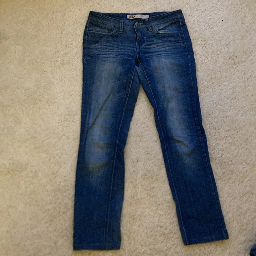 säljer dessa jeans då de var förstora. Jag köpte de för 200 kr men säljer de för 150, eftersom att de knappt är andvända.. Jeans & Byxor.