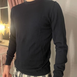 Stickad tröja✨ - Säljer denna fina blåa stickade tröja från dressmann. Tröjan är i toppen skick🤩🤩 skriv vid frågor!