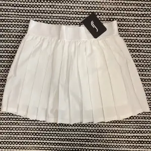 Plisserad kjol till padel eller tennis🤍helt ny med lappar kvar! Nypris är 799kr på deras hemsida!