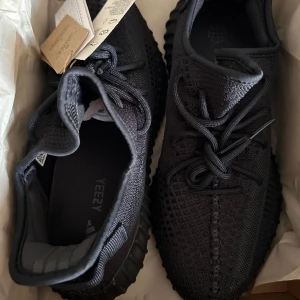 Yeezy 350 Onyx EU44 - DS helt nya med box Kvitto finns Storlek EU44/US10