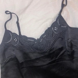 Linne - Säljer ett jättefint linne men fin detalj/spets. 